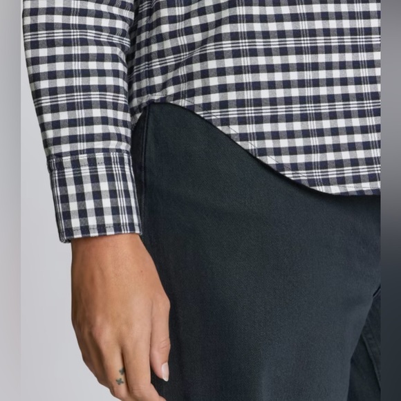 Everlane | The Must-have Oxford Shirt in Ocean Cavern Plaid | 8 - Picture 3 of 10